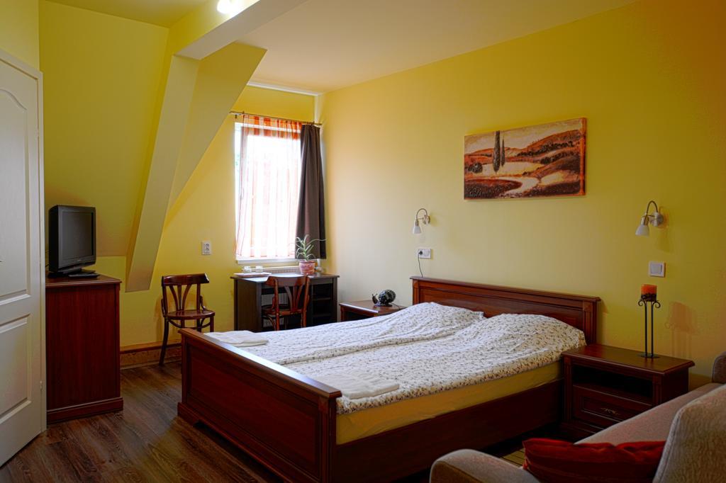 Casablanca Rooms And Restaurant Debrecen Bagian luar foto