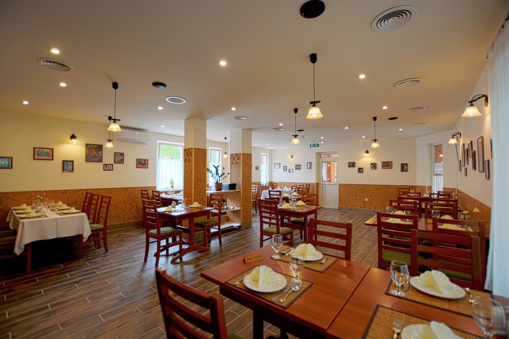 Casablanca Rooms And Restaurant Debrecen Bagian luar foto